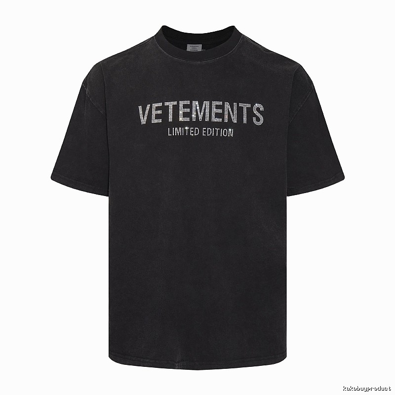 Logo Detail Statement graphic T-shirt Black Colorful Lucky with Relaxed Feel