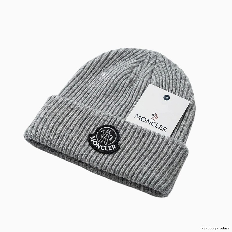 Moncler minimalist style grey knitted hat